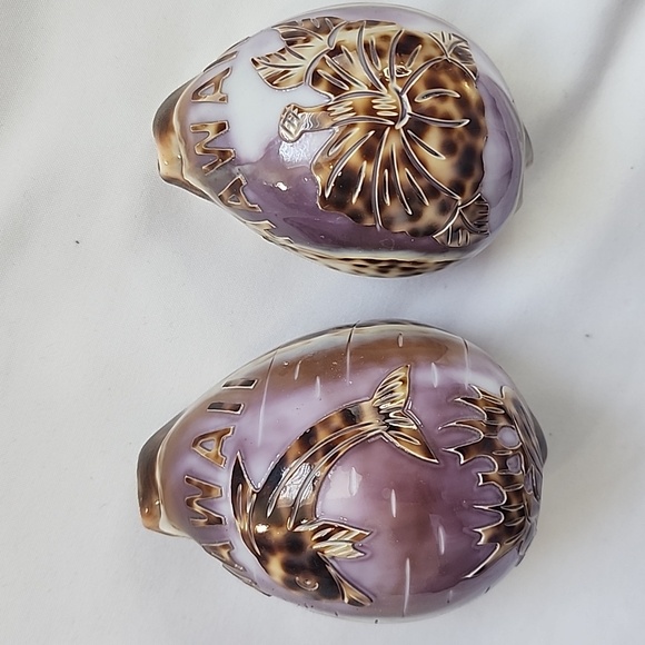 Hawaii Decorative Shells Dolphin and Hibiscus Flower - Picture 1 of 9